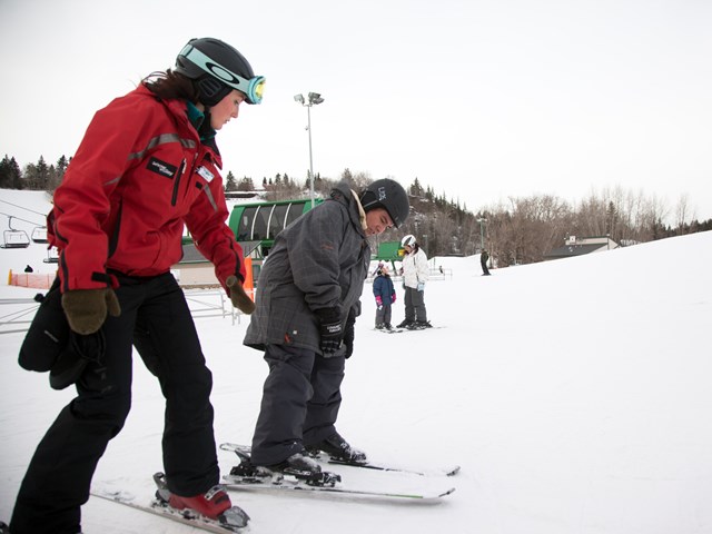 Vintage Lapel Hat Jacket Snow SKIING Pin Paskapoo Ski Hill Calgary Canada 128 