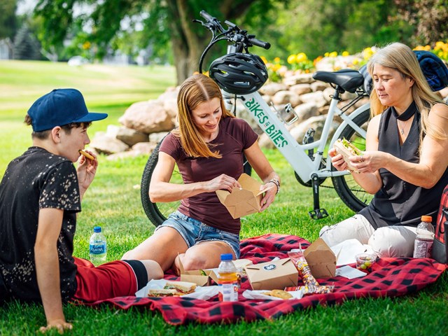 Enjoy a picnic in Drumheller - Badlands Photography