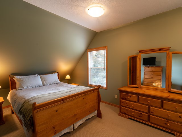 Master bedroom in Cozy Bear Cabin