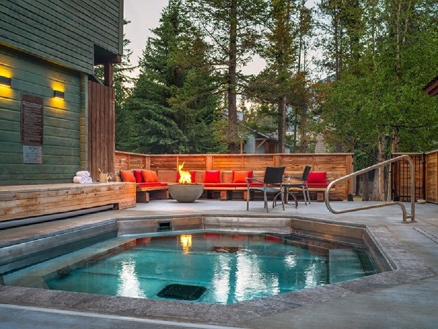 Outdoor hot tub | ''