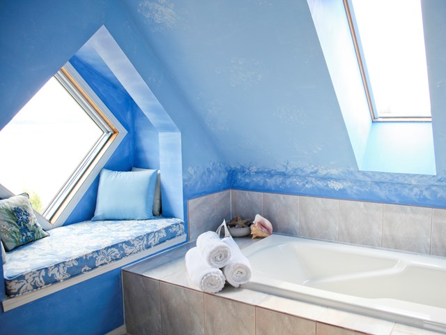 Beachroom with soaker tub and window seat on 3rd floor